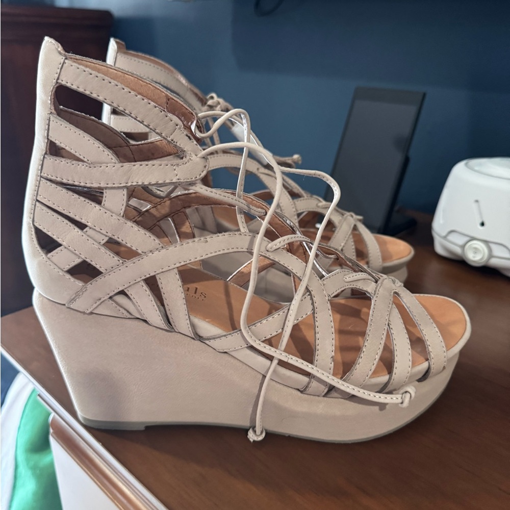 Kenneth Cole Gentle Souls Beige Strappy Wedge Sandals - Picture 3 of 7